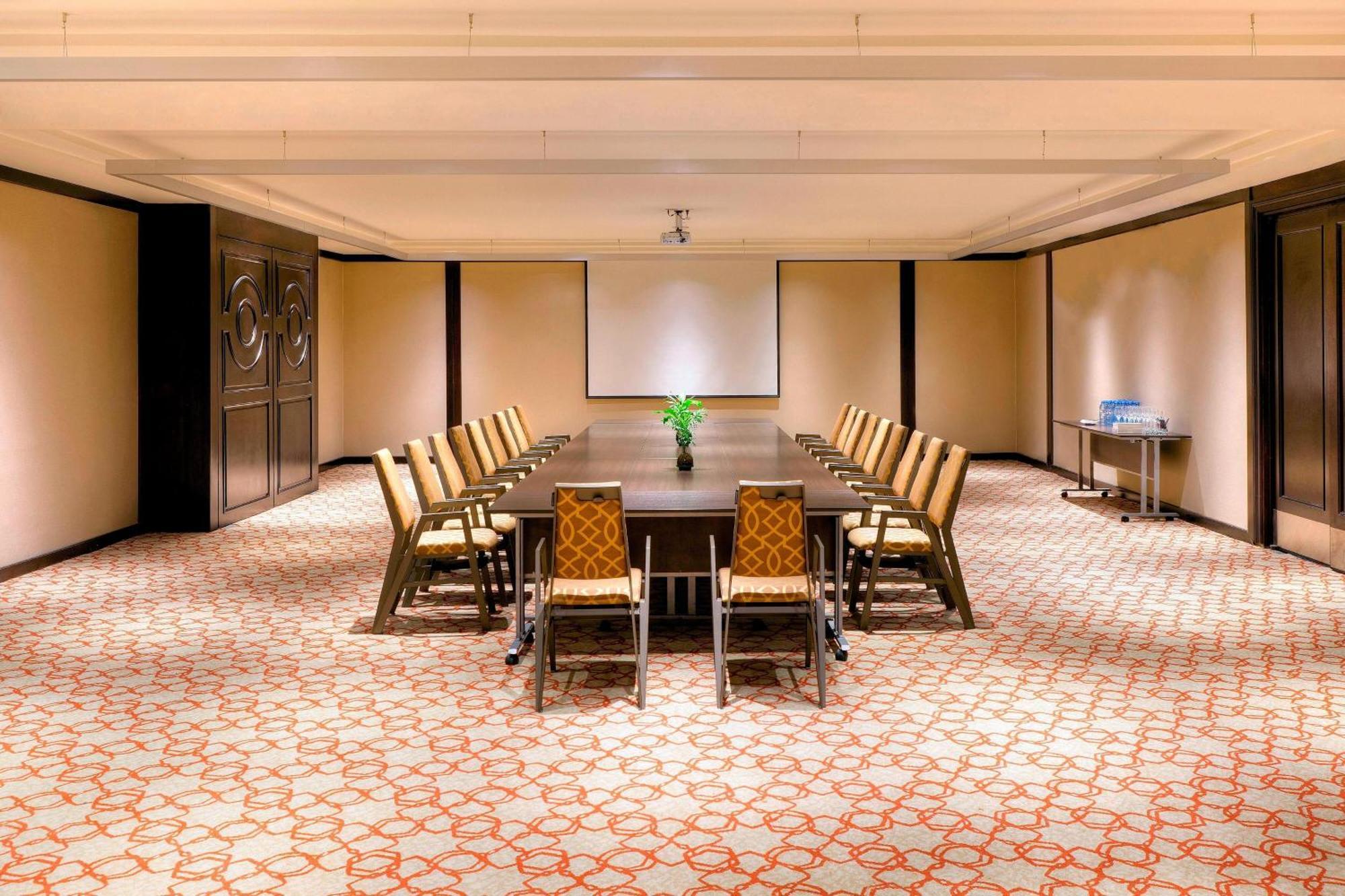Hotel Sheraton Hotel&convention Center 5*